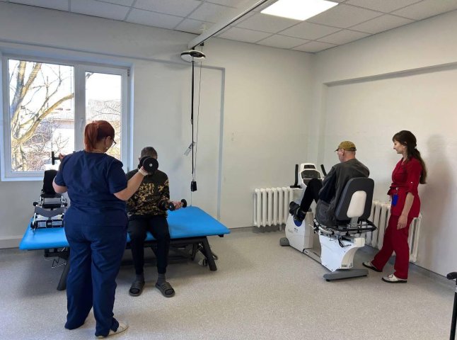 У реабілітаційне відділення мукачівської лікарні партнери передали нове обладнання