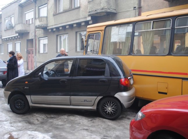 У центрі Мукачева маршрутка зіткнулась з іномаркою "Daewoo Matiz"
