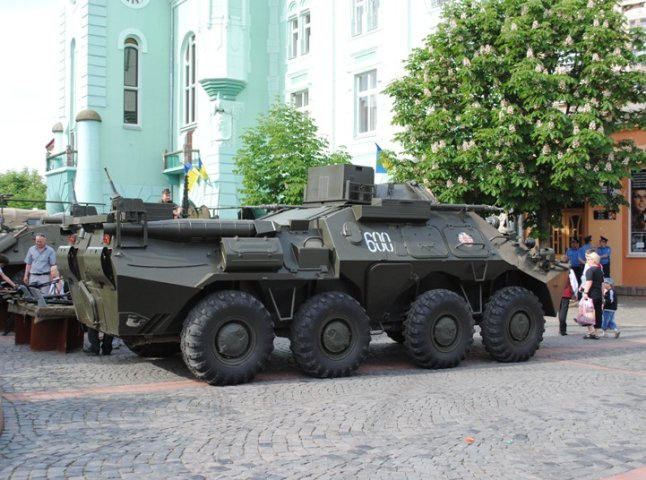 В центрі Мукачева проходить виставка військової техніки та озброєння 128-ї окремої гірсько-піхотної бригади (ФОТО)