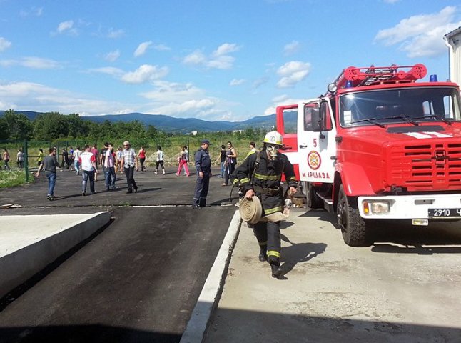 Іршавські вогнеборці відпрацювали навички гасіння пожежі на підприємстві