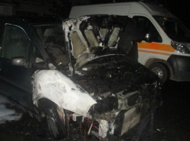 У Мукачеві уночі підпалили автомобіль