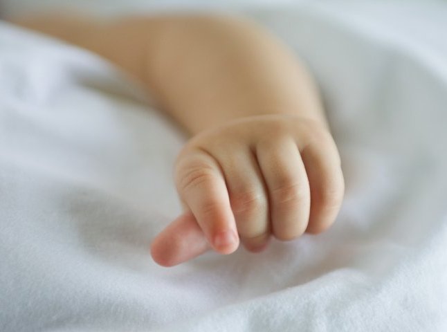 Трагічна смерть на Тячівщині: під подушкою задихнувся новонароджений хлопчик