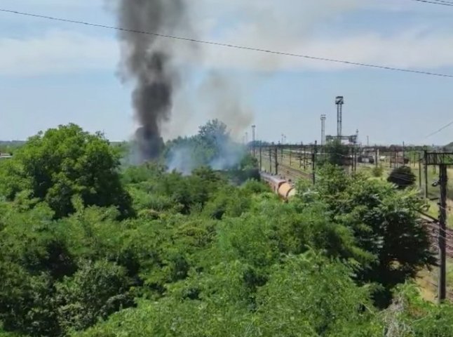 У Мукачеві спалахнула велика пожежа: опубліковано відео