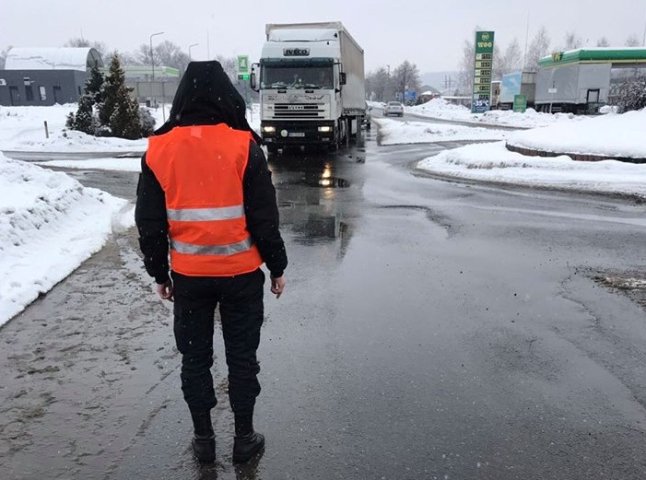 У Мукачеві діють пости, які унеможливлюють рух вантажівок деякими міськими дорогами