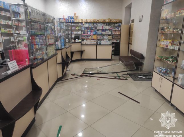В центральній частині Мукачева чоловік розбив вітрини магазинів та аптеки
