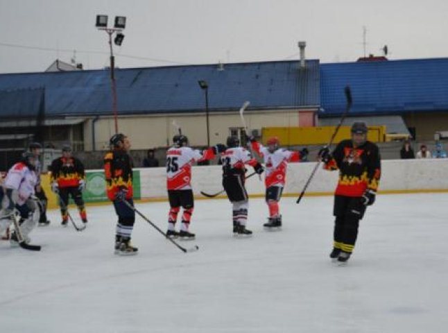 В Ужгороді відбулись перші фінальні ігри чемпіонату Закарпаття з хокею