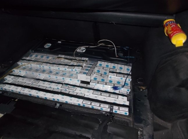 На одній із заправок Мукачева міліціонери вилучили із авто 15 тисяч пачок сигарет