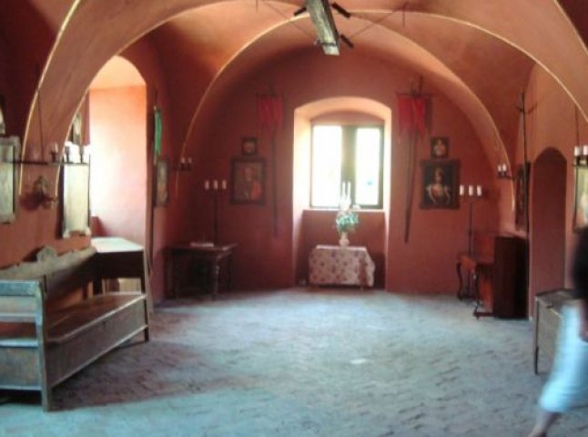 Закарпатський художник відновить спальню Ілони Зріні