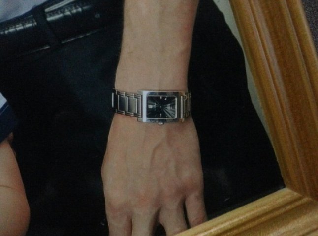 У Мукачеві правоохоронці затримали чоловіка, який продав викрадений годинник рідного брата