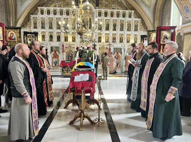 У селі на Мукачівщині поховали загиблого на війні захисника