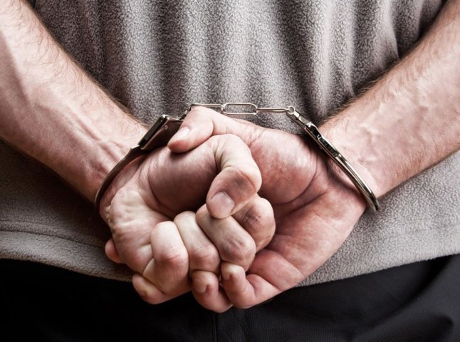 Мукачівські поліцейські затримали особу, яка підозрюється у скоєнні крадіжки двох люків