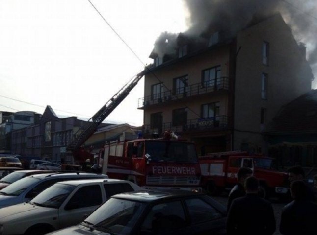 У центрі Ужгорода горить офісна будівля