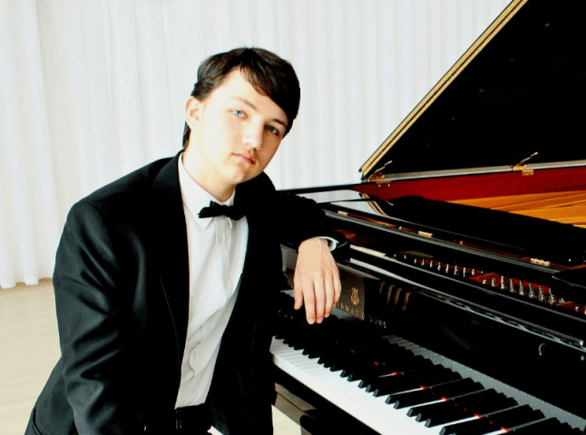 Студент з Ужгорода переміг у всіх трьох номінаціях престижного міжнародного конкурсу піаністів