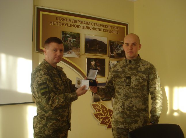 Закарпатському прикордоннику, який врятував двох нелегалок, вручили нагороду «За мужність в охороні державного кордону»