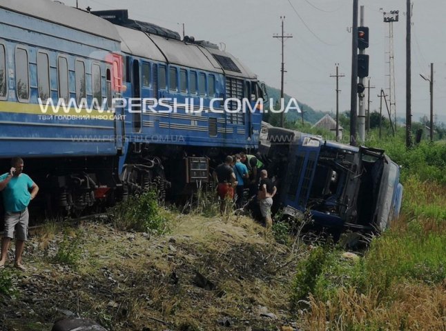 Пасажирський потяг зіткнувся з вантажівкою: опубліковано фото з місця ДТП