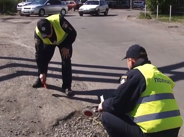 Міряють ями та дивляться на відповідність знаків: поліцейські інспектують дороги Закарпаття