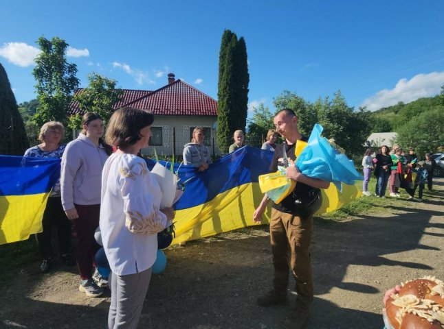Захисник Маріуполя повернувся в рідне село на Ужгородщині після полону