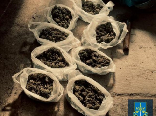 Мукачівську групу наркоділків триматимуть під вартою без права внесення застави