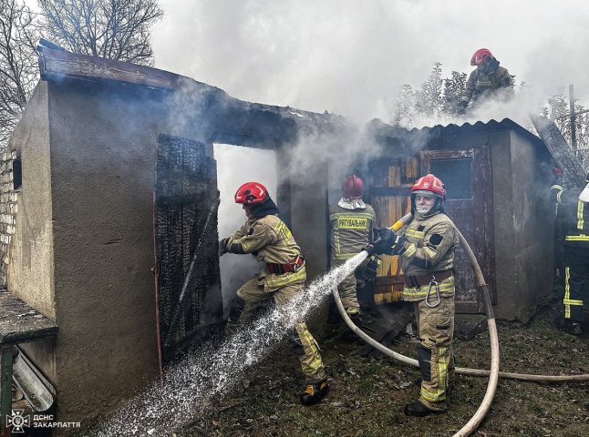 У селі на Ужгородщині сьогодні вирувала пожежа