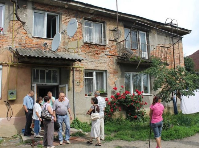 Влада Мукачева проінспектувала стан аварійного будинку (ФОТО)