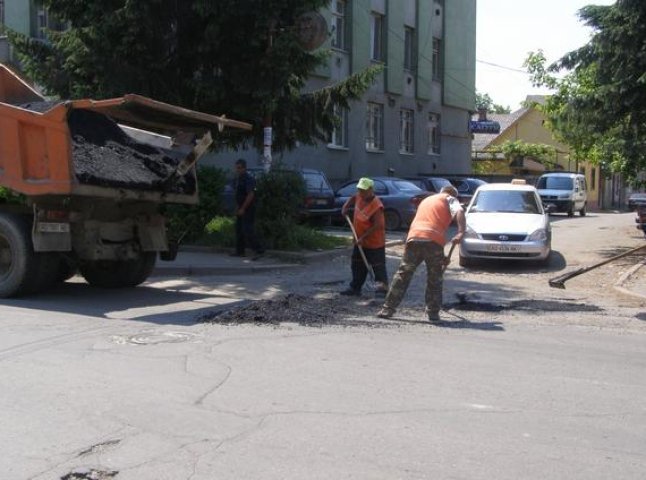 На ремонт доріг у Хусті виділено понад 1 мільйон гривень