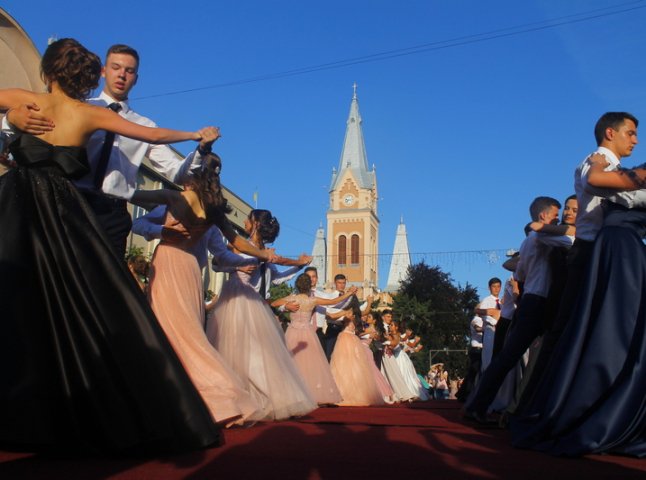 Вальс на параді випускників у Мукачеві цьогоріч танцюватиме рекордна кількість пар