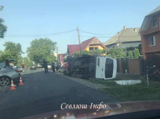 На Виноградівщині мікроавтобус потрапив у ДТП