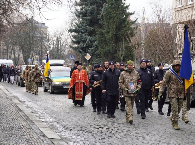 В Ужгороді провели в останню путь молодого воїна