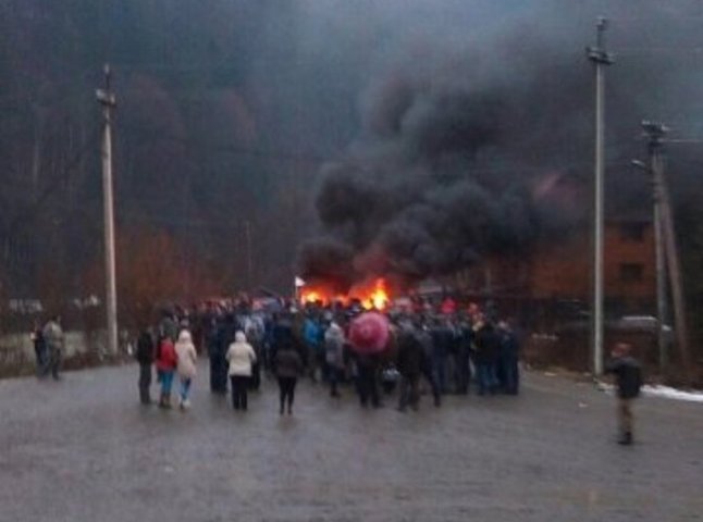 Протест на Рахівщині: люди підпалили шини і вимагають припинити винищувати ліс