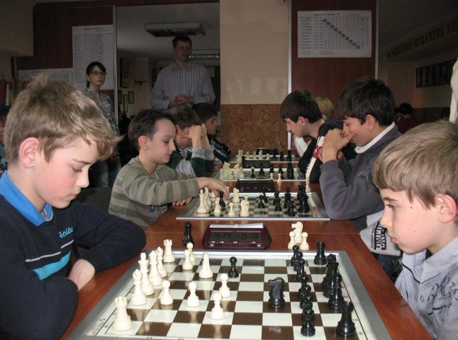 Розпочався шаховий фестиваль, присвячений шостій річниці Мукачівського дитячо-юнацького шахового клубу "32х64" (ФОТО)