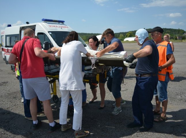 Вертоліт ДСНС транспортував двох вагітних жінок до обласної лікарні в Ужгороді
