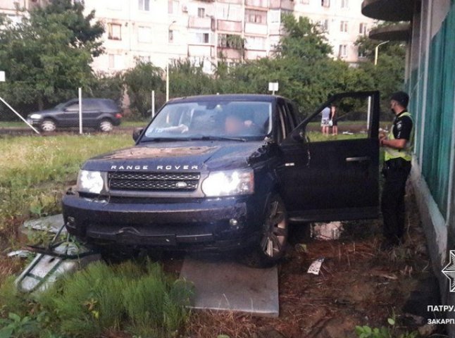 П’яний водій позашляховика скоїв аварію в Ужгороді