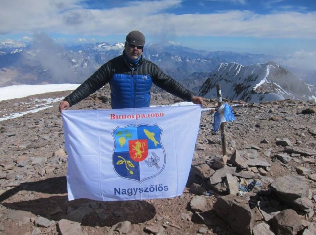 Закарпатець підняв прапор Виноградова над найвищою вершиною Південної Америки