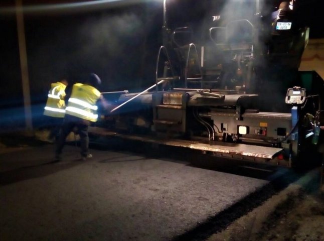 Через похолодання, що наближається, дорогу на Закарпатті ремонтують і вночі