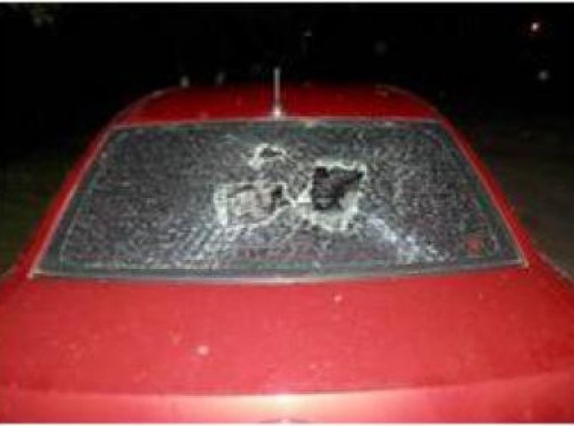 На автомобілі начальника одного з відділів прикордонної служби Мукачівського загону побили скло