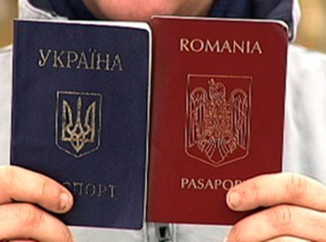 Президент передумав: за другий паспорт позбавлятимуть громадянства лише чиновників