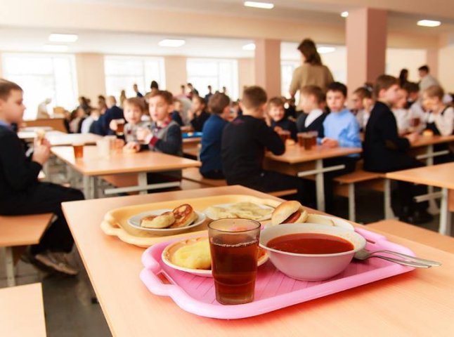 Як у Мукачеві в новому навчальному році харчуватимуться школярі пільгових категорій: пояснення
