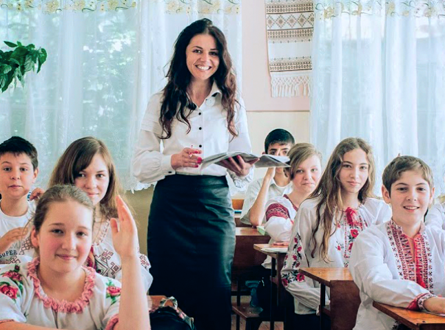 Вчителька з Хуста стала "обличчям" вітальної листівки з Днем знань Президента України у соцмережах