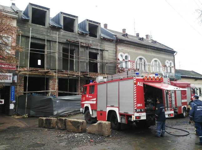 Пожежа в центрі Ужгорода: чоловік розпалив багаття посеред будинку
