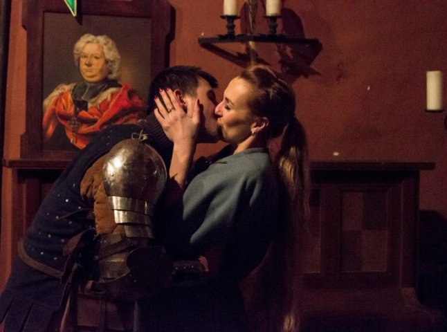 Хлопець влаштував своїй коханій у замку "Сент-Міклош" в Чинадієві справжній фільм-екшн. Опісля освідчився