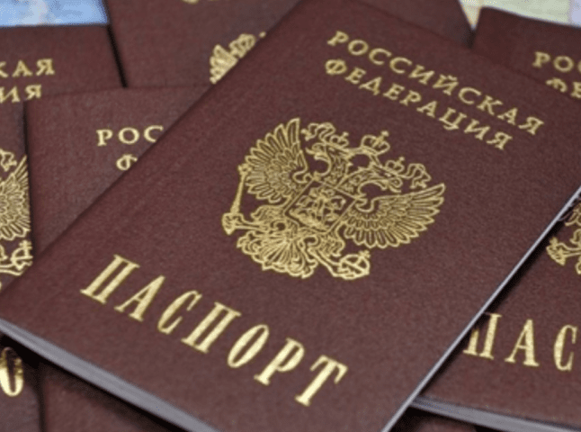 Окупанти почали видавати жителям Херсону російські паспорти
