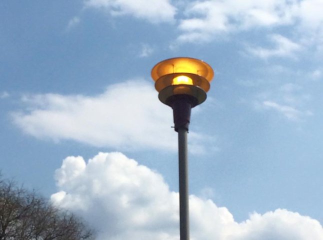 Підприємство, яке відповідає за освітлення в Ужгороді, пояснило, чому вдень на Собранецькій світили ліхтарі