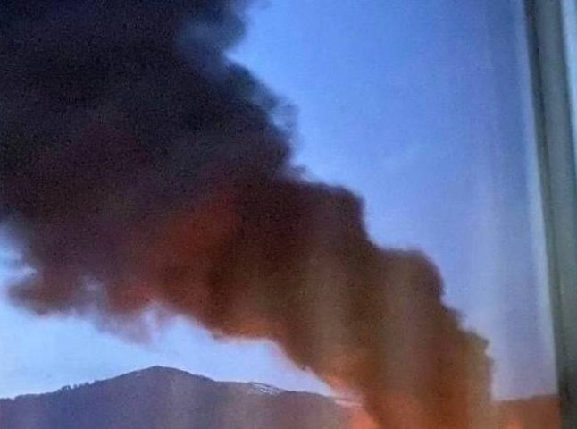Вибиті вікна, пошкоджені автомобілі та пожежа: жахливі наслідки ракетного удару по Закарпаттю