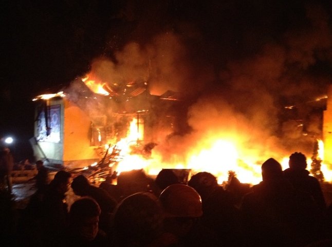 Вночі на Майдані знову горіла барикада (ВІДЕО)
