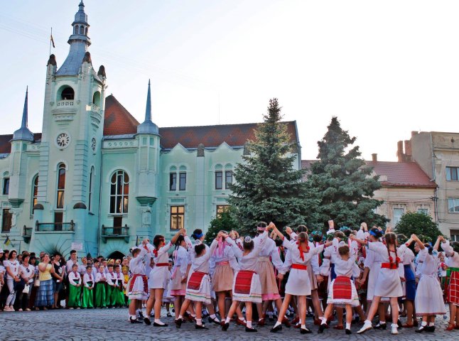 У Мукачеві офіційно відкрили дитячо-юнацький фестиваль "Смарагдові витоки"