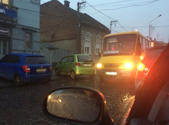 "Дорожній контроль" розкритикував транспортний експеримент на вулиці Пушкіна у Мукачеві