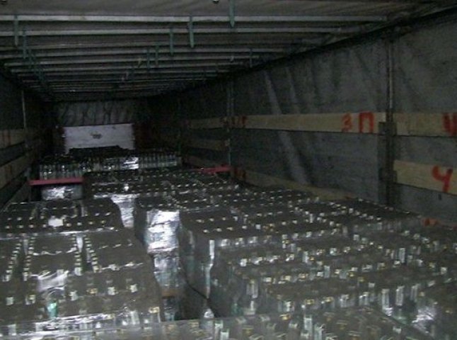 Працівники Міндоходів Закарпаття виявили понад 5 тисяч пляшок фальсифікованої горілки