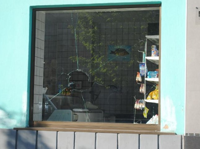 У центрі Мукачева невідомі розбили вікна рибного магазину (ФОТО)