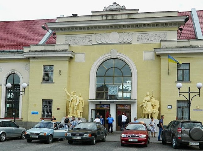 Влада Мукачева звернулась до "Укрзалізниці" з проханням відремонтувати будівлю залізничного вокзалу