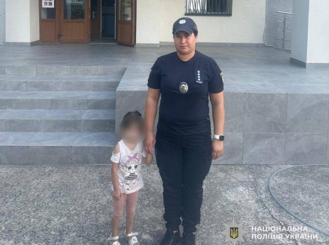 В Ужгороді 5-річна дівчинка блукала містом, поки її мама пиячила